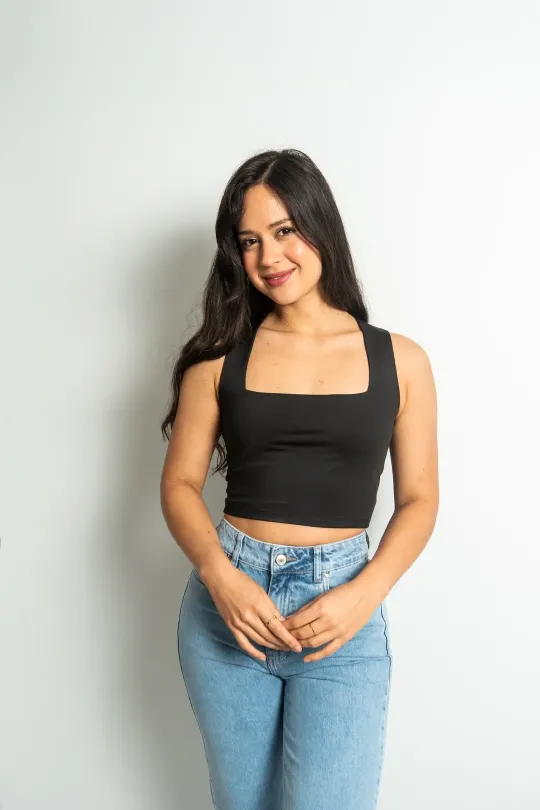 Crop Amorela